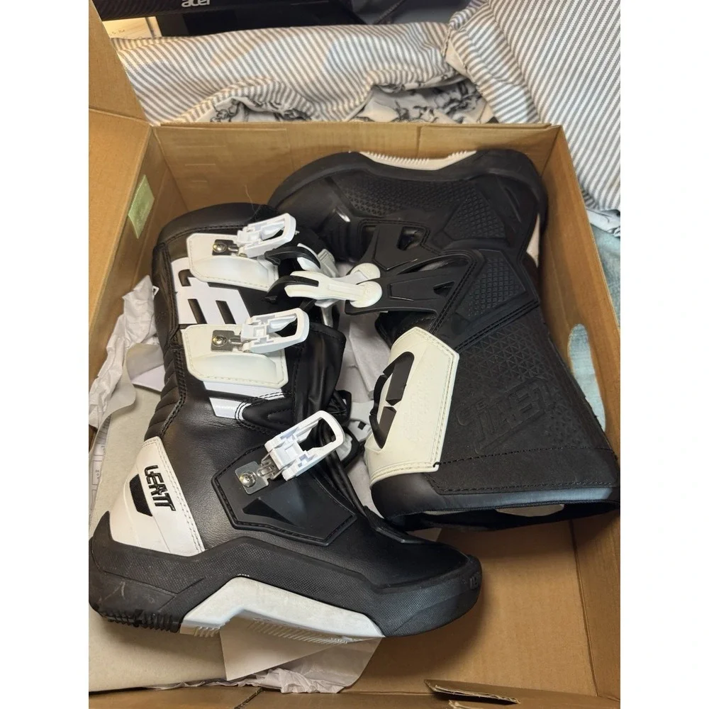 LEATT Black White Side Locking Moto Boots Off-Road Dualzone Sole 3.5 JR - Picture 9 of 11